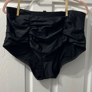 Torrid ruched swimsuit bottom- size 2